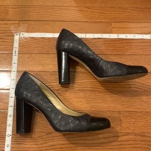 Round toes, chunky heel pump with embossed design